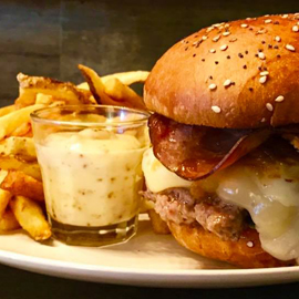 assiette de frites, burger et sauce du restaurant French Factory à Blois (41)